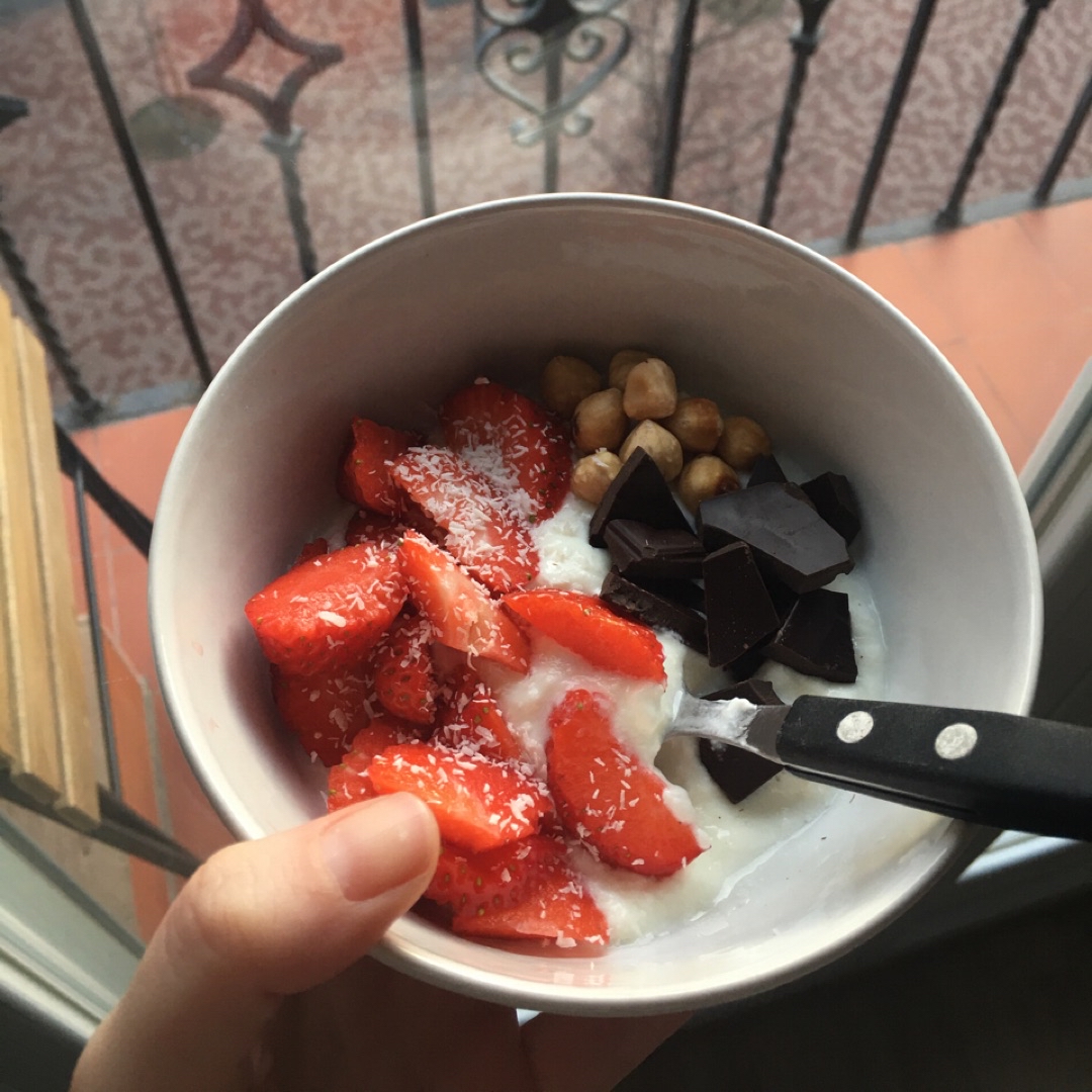 Yogur con fresas y avellanas Yogur con fresas y avellanas