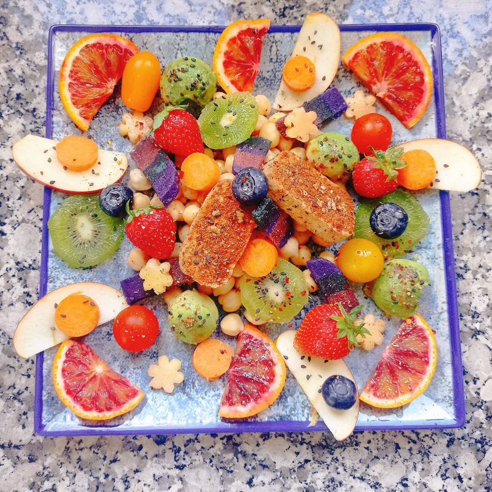 Ensalada de garbanzos y frutas 🍓🫐🥝🥑🍅