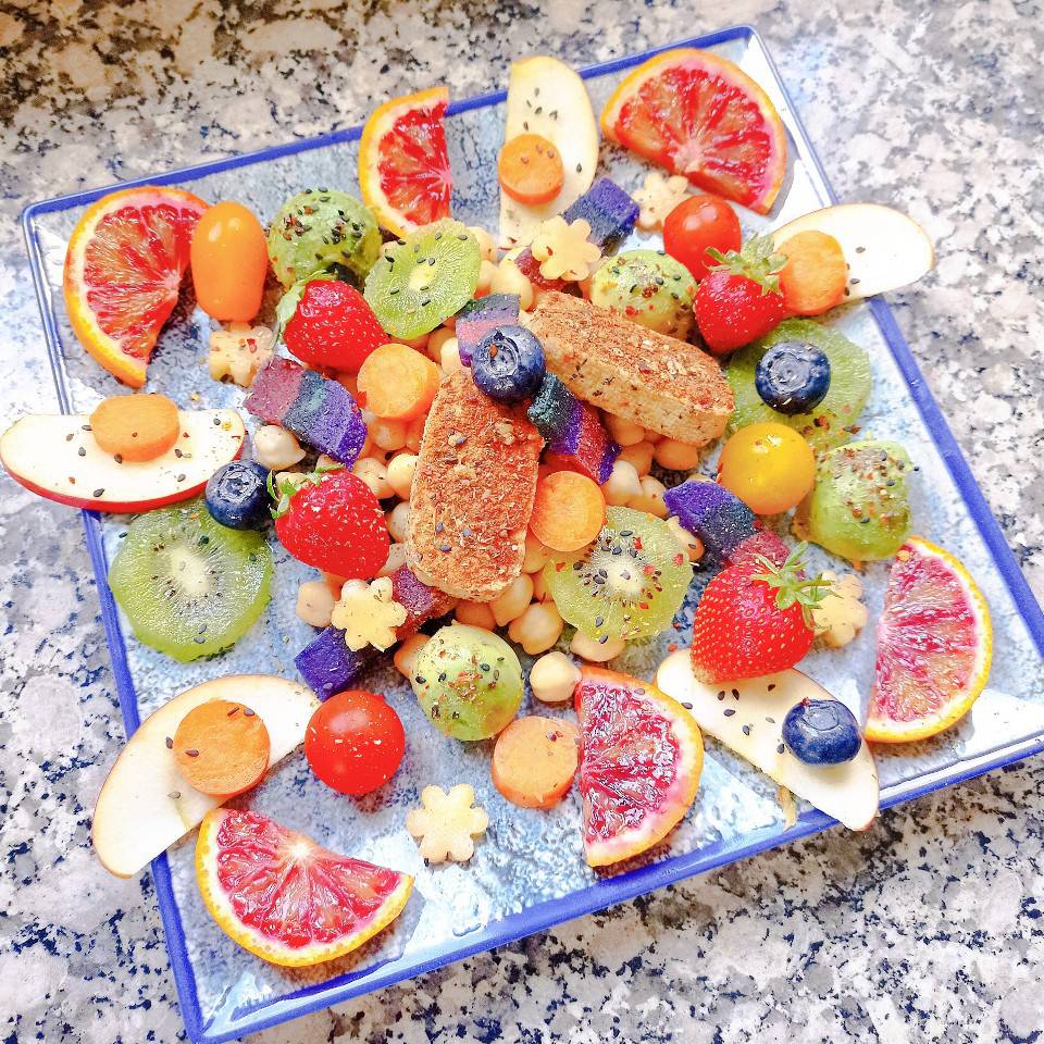 Ensalada de garbanzos y frutas 🍓🫐🥝🥑🍅