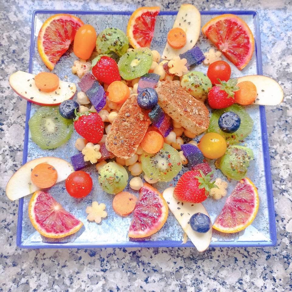 Ensalada de garbanzos y frutas 🍓🫐🥝🥑🍅