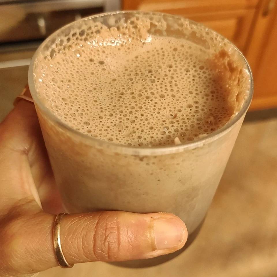 Frappé de cacahuete y plátano con avellana de topping Frappé de cacahuete y plátano con avellana de topping