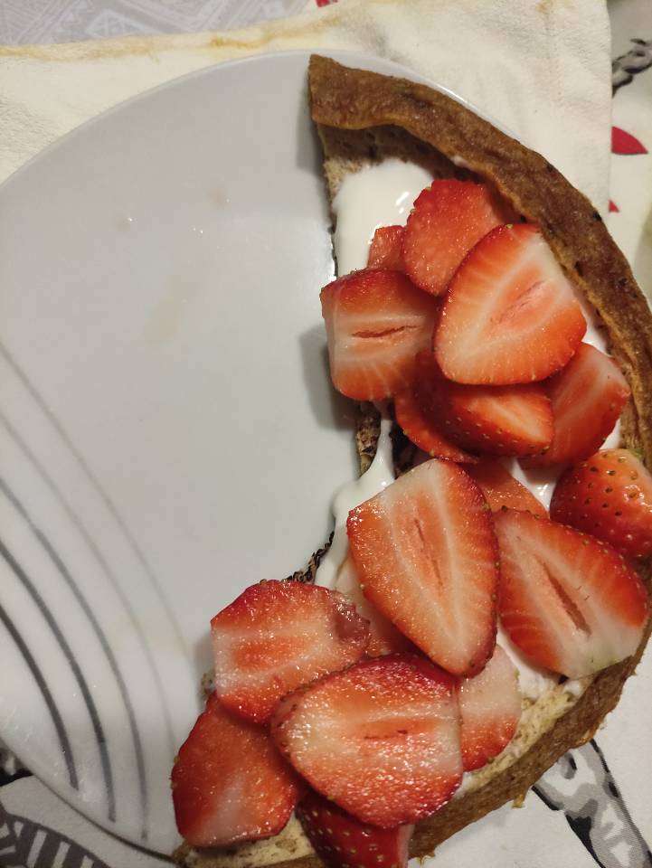 CREPES LIGERAS CON YOGUR GRIEGO Y FRESAS CREPES LIGERAS CON YOGUR GRIEGO Y FRESAS