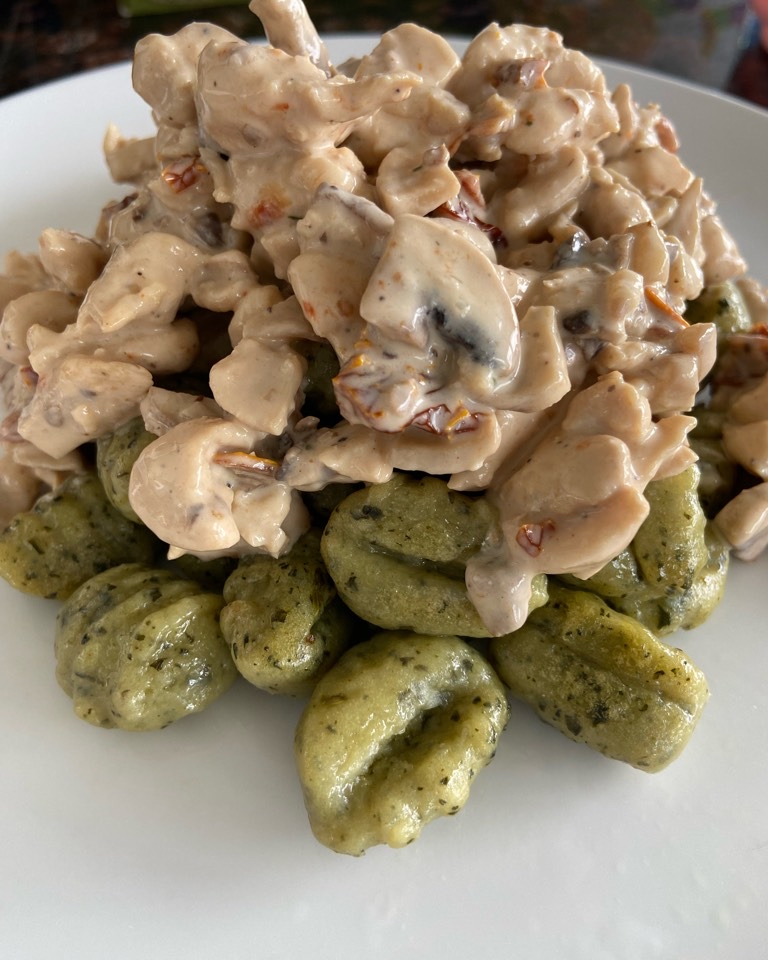 Gnocchi con pollo, champis y salsa de mascarpone 