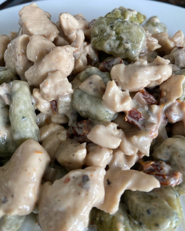 Gnocchi con pollo, champis y salsa de mascarpone 