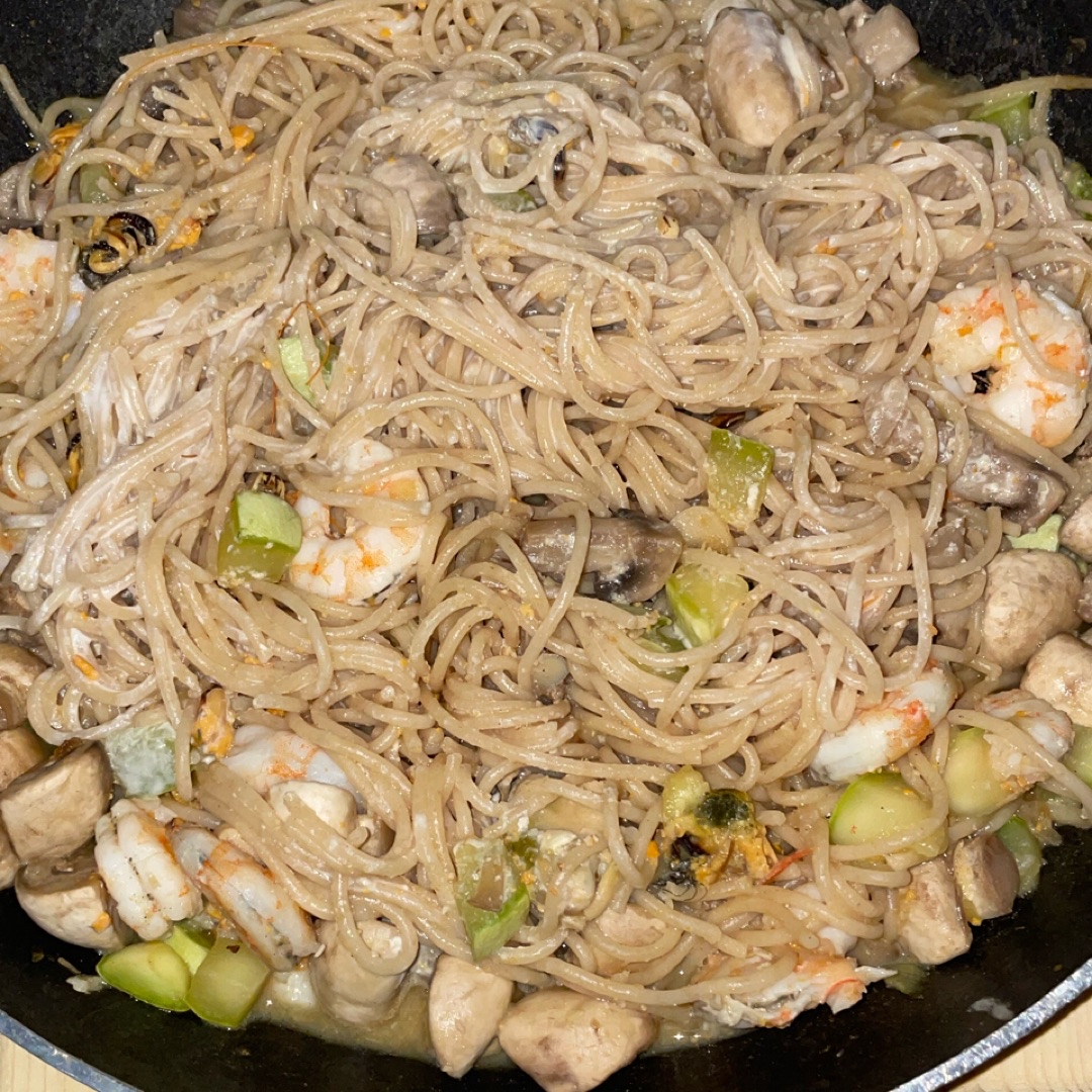 Espaguetis con salsa cremosa de marisco 🦐🍝 Espaguetis con salsa cremosa de marisco 🦐🍝