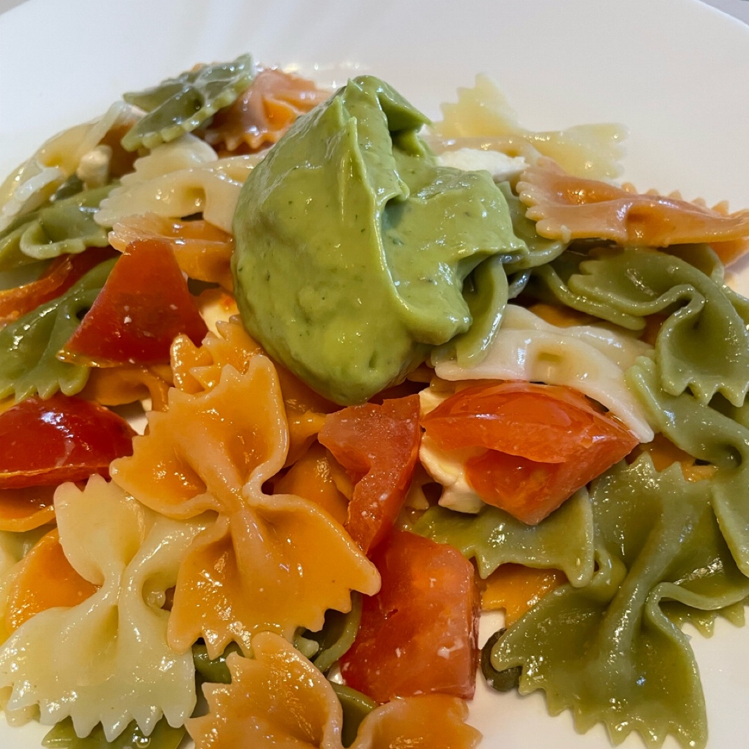 Ensalada de pasta capresse con pesto de aguacate Ensalada de pasta capresse con pesto de aguacate