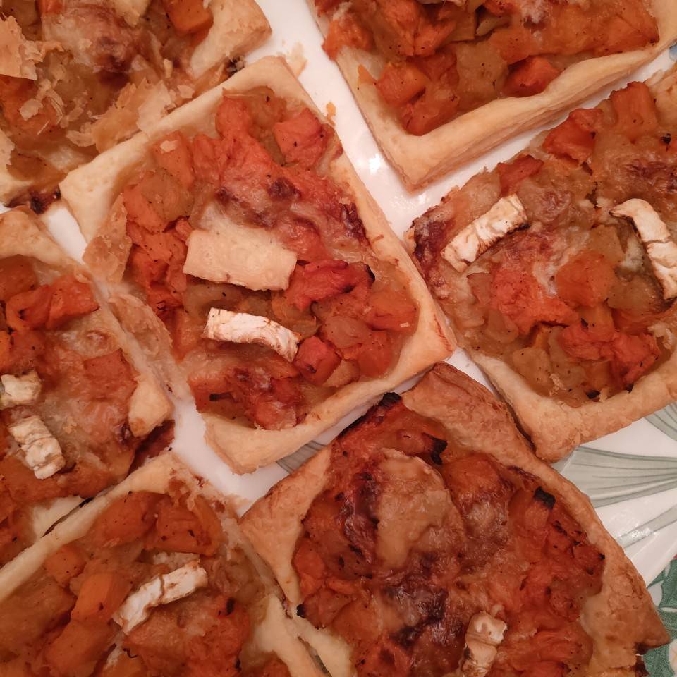 Bocados de hojaldre con calabaza, manzana y queso de cabra Bocados de hojaldre con calabaza, manzana y queso de cabra