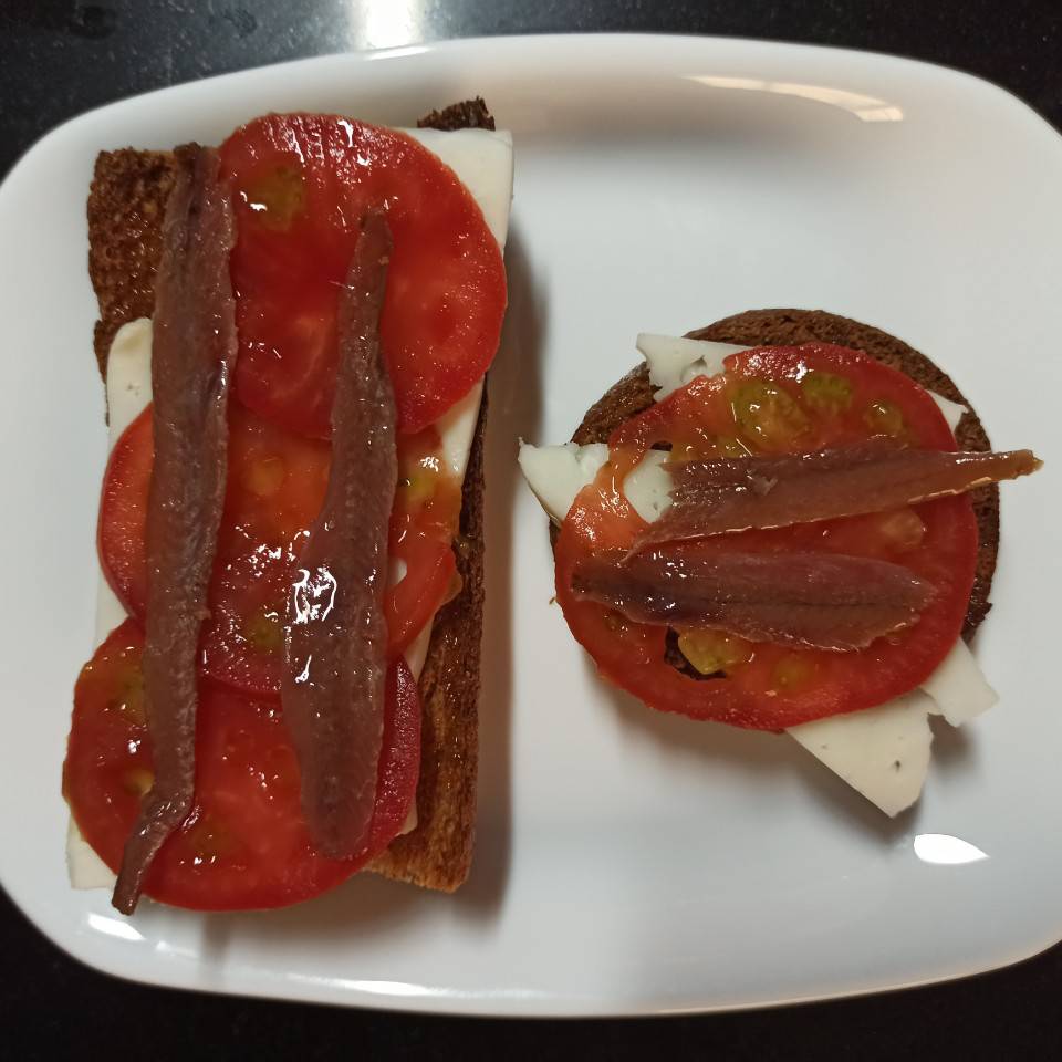 Tostada integral de queso, tomate y anchoas Tostada integral de queso, tomate y anchoas