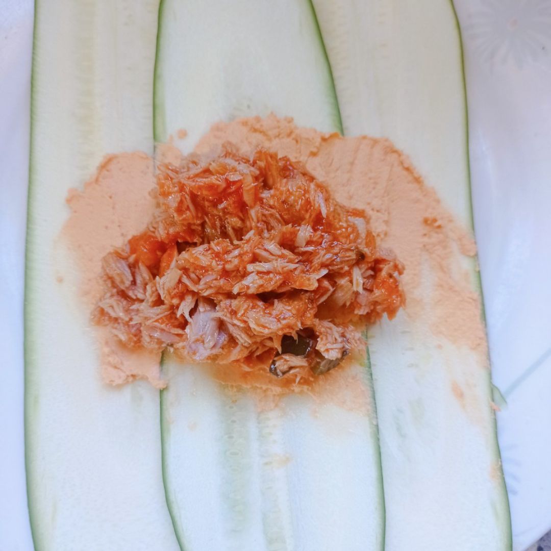 Canelones de calabacín 🥒 rellenos de atún 🍅 y 🧀 Paso 2 Canelones de calabacín 🥒 rellenos de atún 🍅 y 🧀 Paso 2
