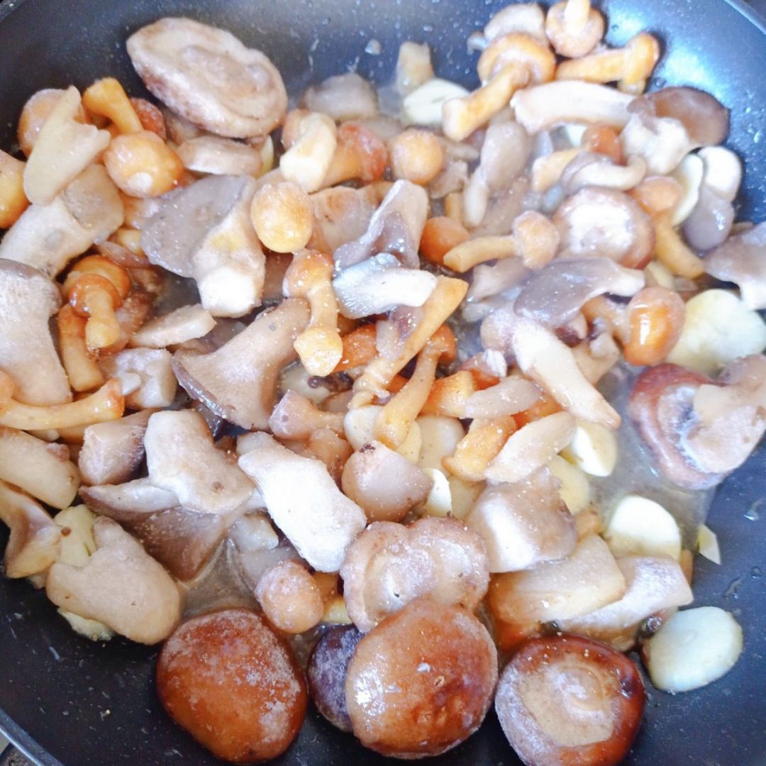 Sartenada de calabacetis 🥒, setas y langostinos 🦐 picantes 🌶️🌶️🌶️ Paso 1