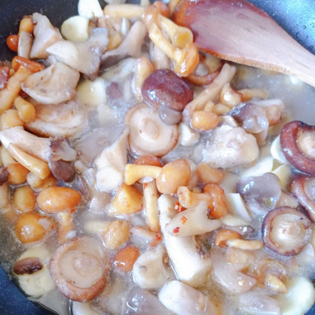 Sartenada de calabacetis 🥒, setas y langostinos 🦐 picantes 🌶️🌶️🌶️ Paso 2