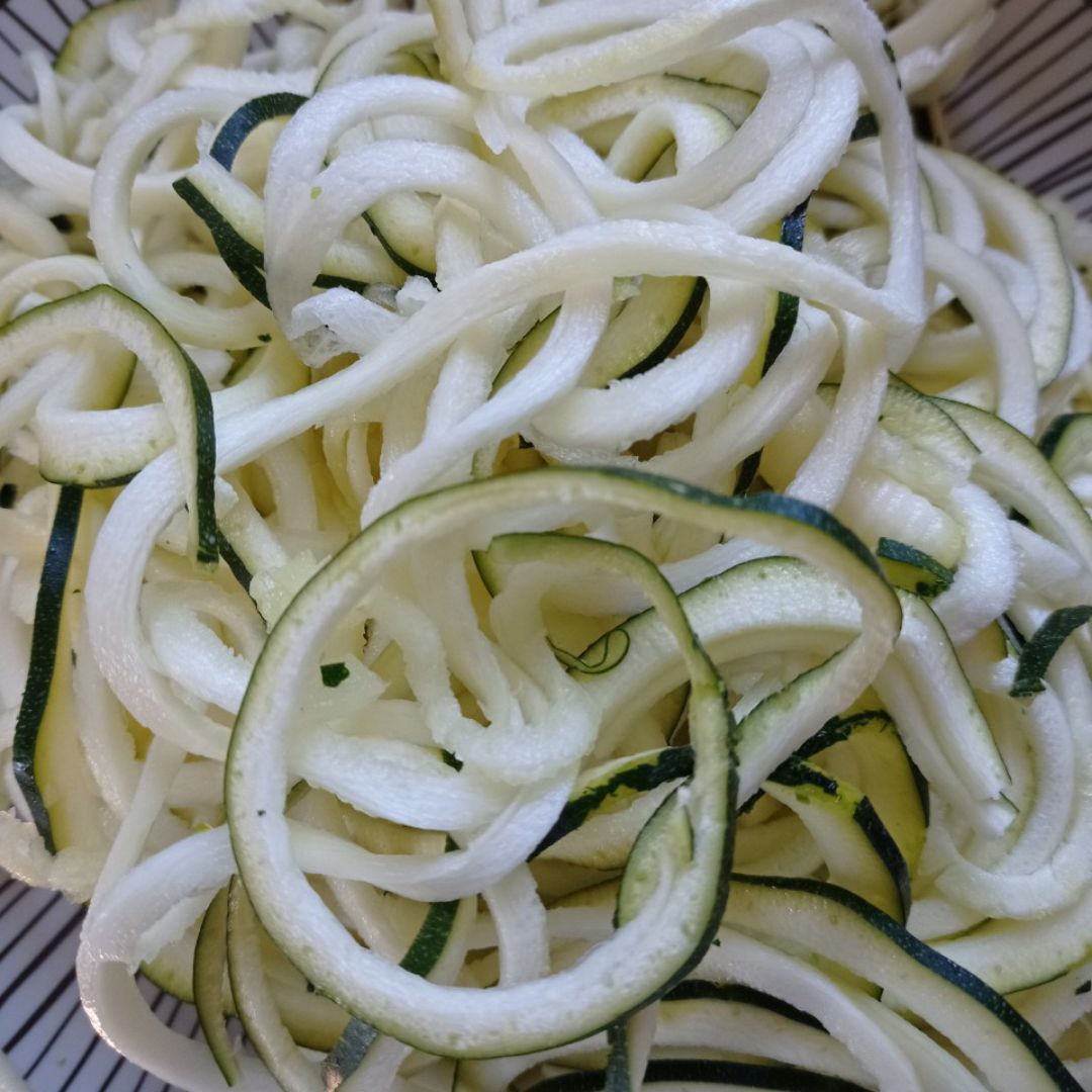Sartenada de calabacetis 🥒, setas y langostinos 🦐 picantes 🌶️🌶️🌶️ Paso 4