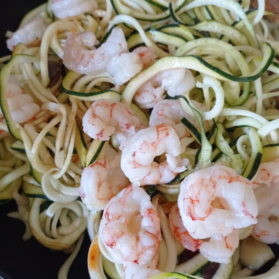 Sartenada de calabacetis 🥒, setas y langostinos 🦐 picantes 🌶️🌶️🌶️ Paso 5