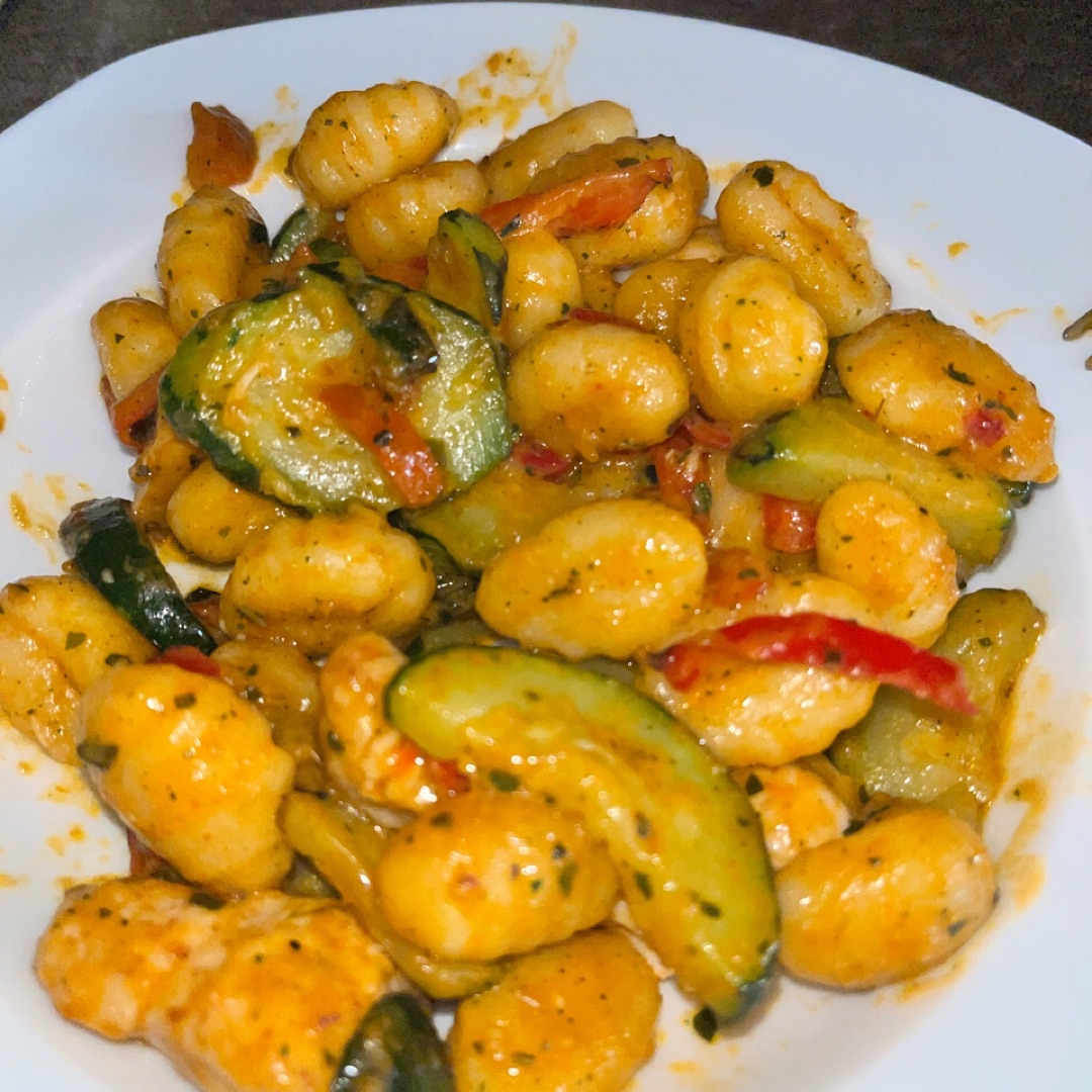 Ñoquis con verdura y pollo Ñoquis con verdura y pollo