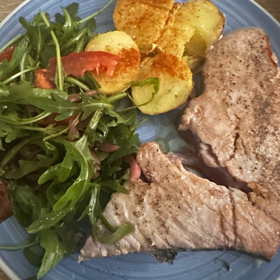 Atún a la plancha con patata y ensalada Atún a la plancha con patata y ensalada
