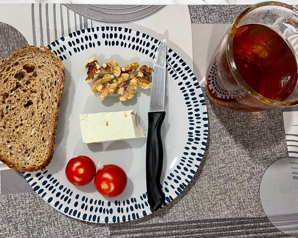 Hello everyone!! Today I ate feta cheese with bread, tomato 🍅 walnut and black tea ☕️ 