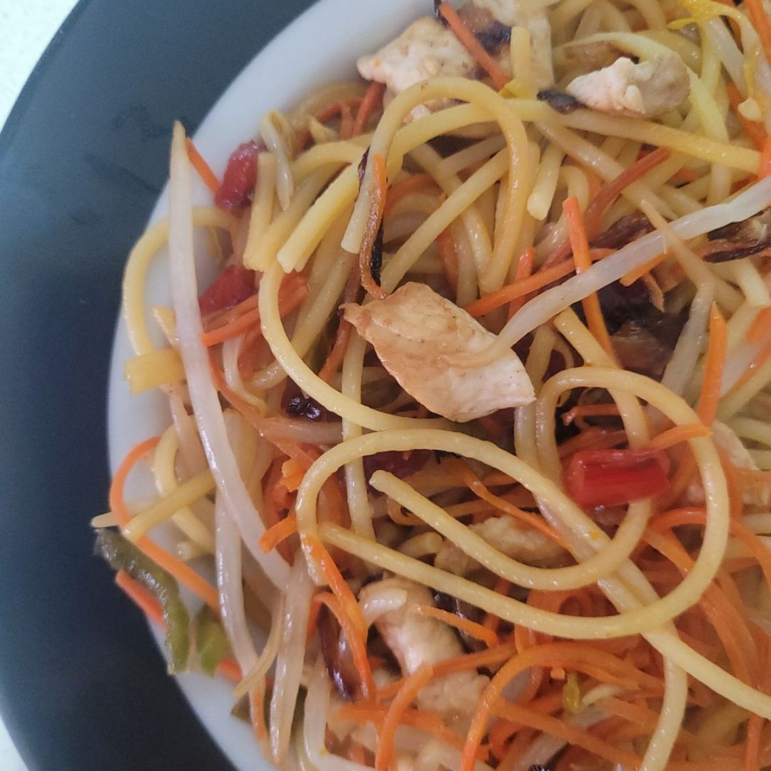 Espaguetis con pollo y verduras Espaguetis con pollo y verduras