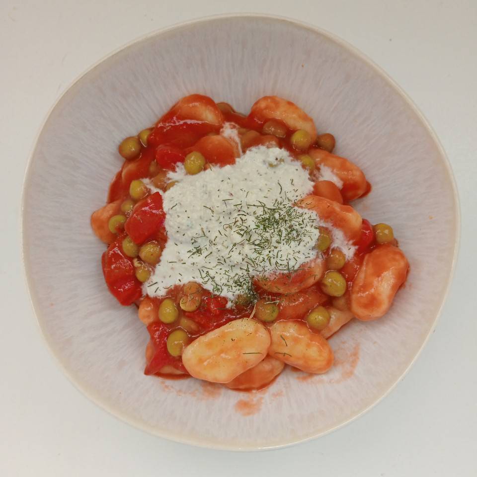 Ñoquis con tomate 🍅, pimiento 🫑 y queso 🧀