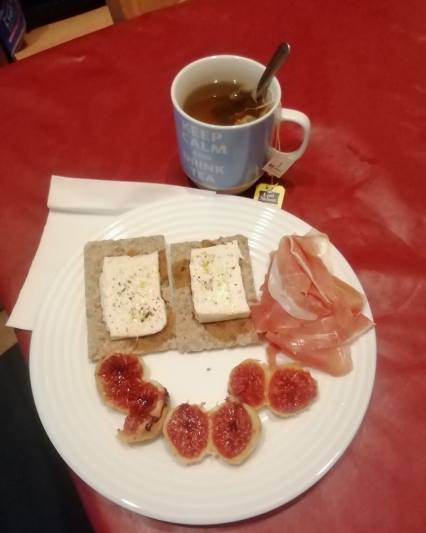 Tostadas con queso fresco y jamón Salado. Tostadas con queso fresco y jamón Salado.