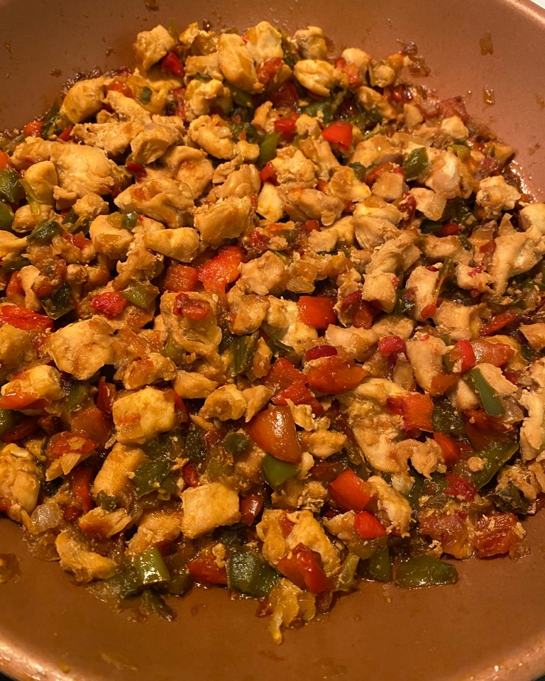 Pollo oriental con pimientos y cebolla. Pollo oriental con pimientos y cebolla.