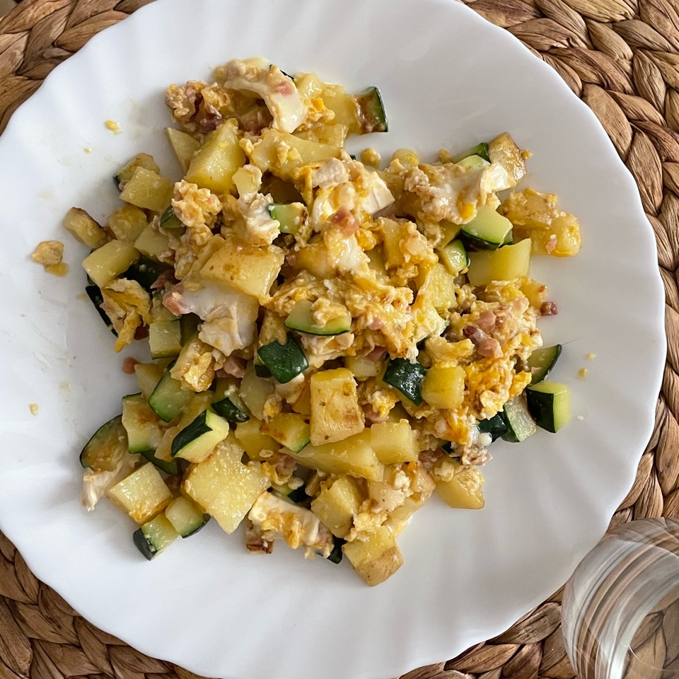 Revuelto de calabacín y patata Revuelto de calabacín y patata