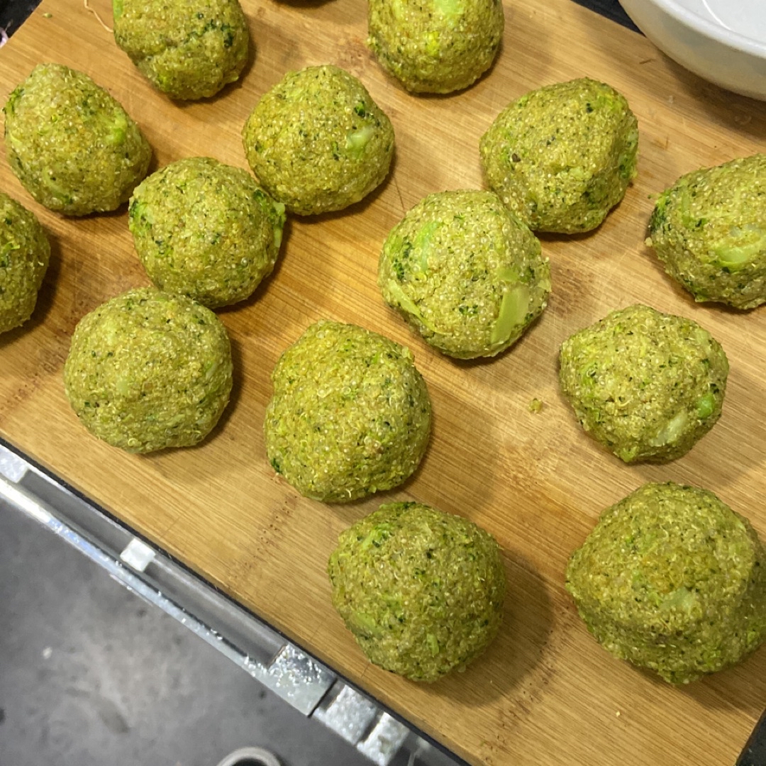 Albóndigas de brócoli y quinoa.Step 0