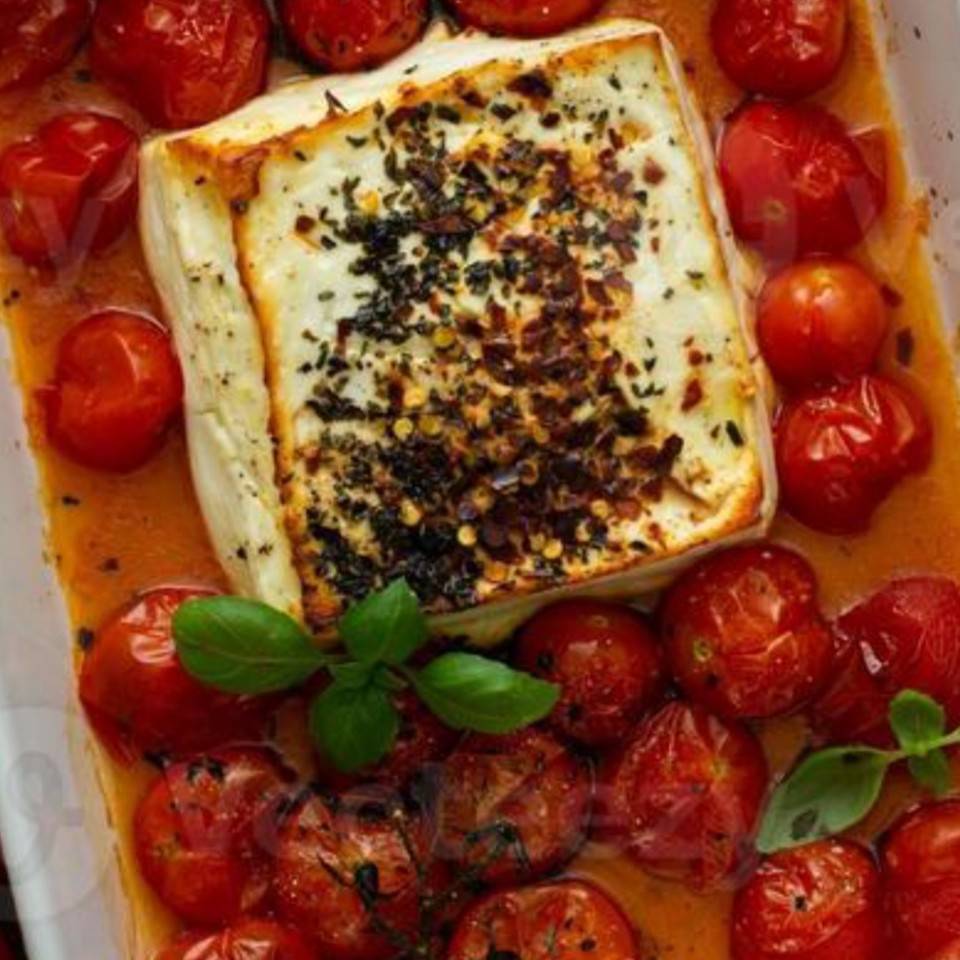 Macarrones con salsa de tomate cherry y queso feta