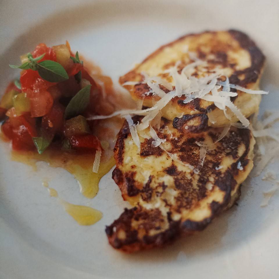 Ricotta frita con ensalada de tomate Ricotta frita con ensalada de tomate
