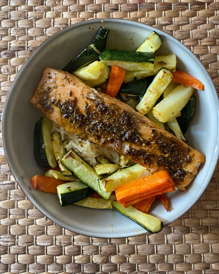 Salmón con arroz y verduras Salmón con arroz y verduras