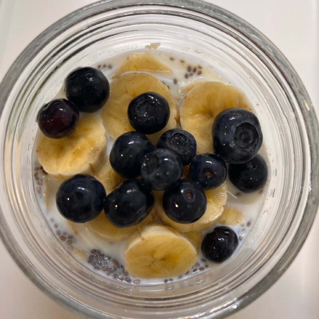 Pudding de chía con avena, plátano y arándanos Pudding de chía con avena, plátano y arándanos