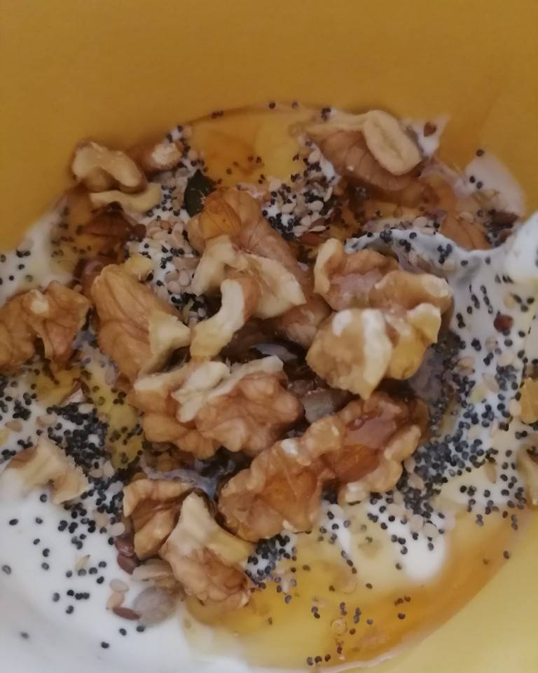 Yogur griego con semillas y nueces. Yogur griego con semillas y nueces.