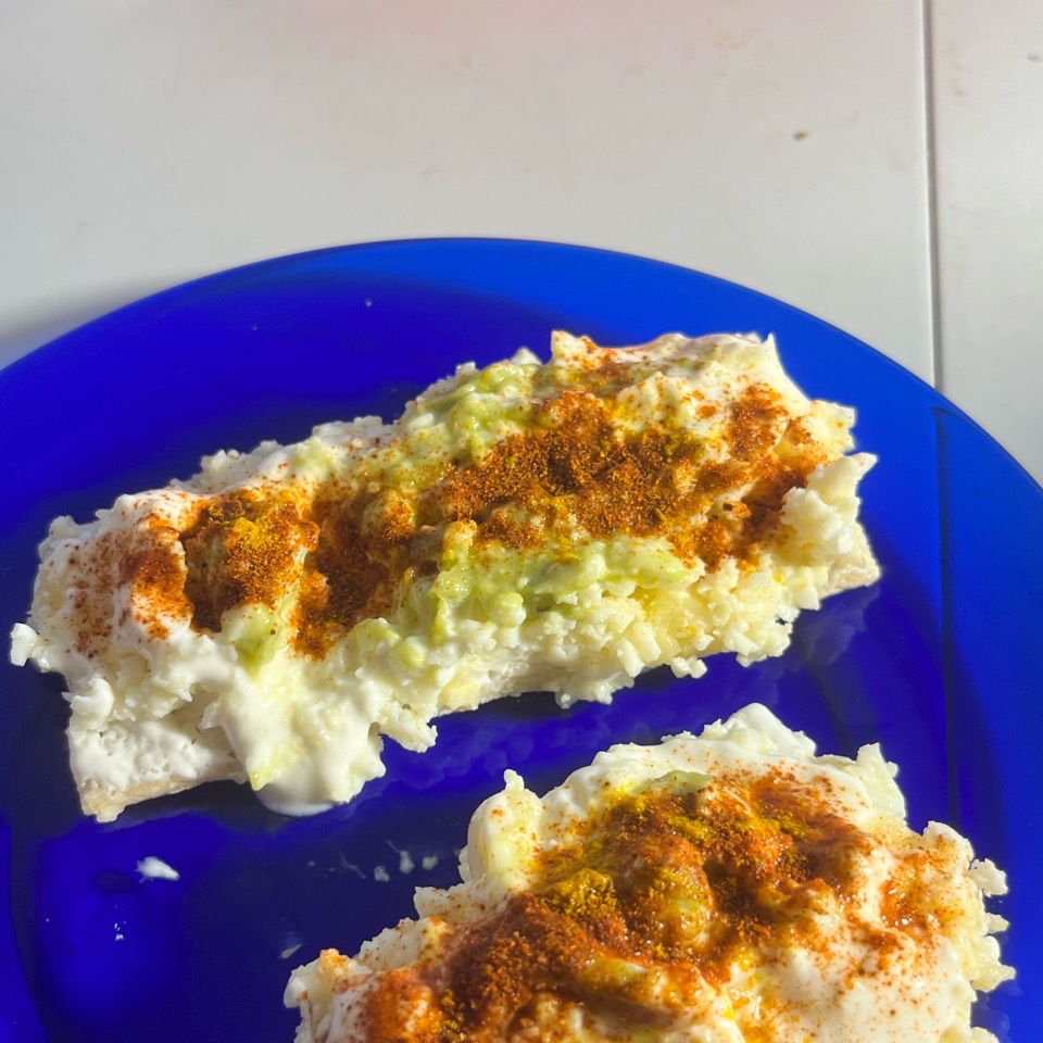 Crackers de quinoa con guacamole y huevo hervido Crackers de quinoa con guacamole y huevo hervido