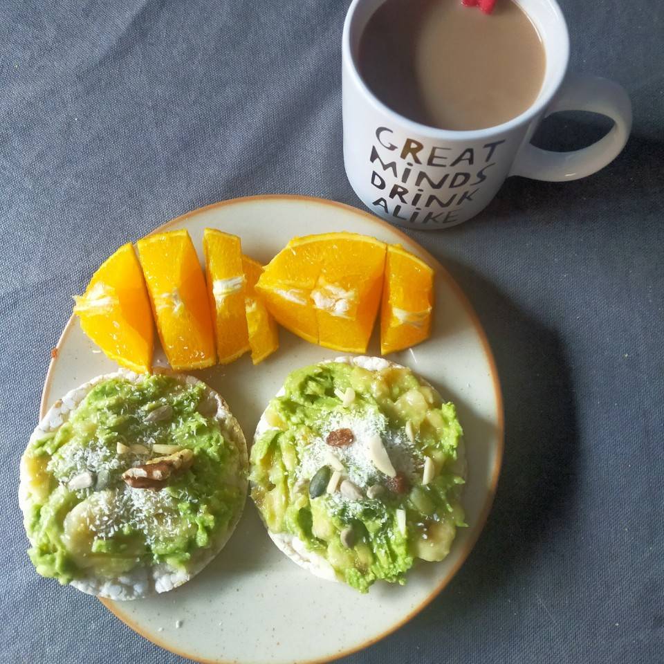 Tostadas de arroz con aguacate y plátano Tostadas de arroz con aguacate y plátano