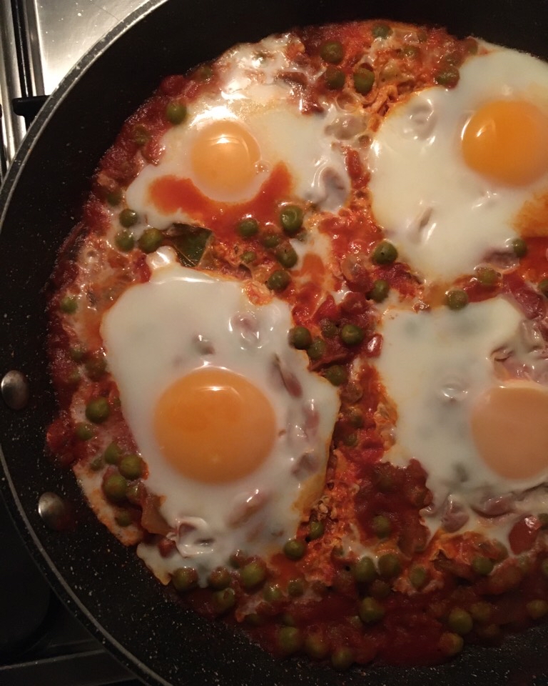 Guisantes con salsa de tomate y huevo Guisantes con salsa de tomate y huevo