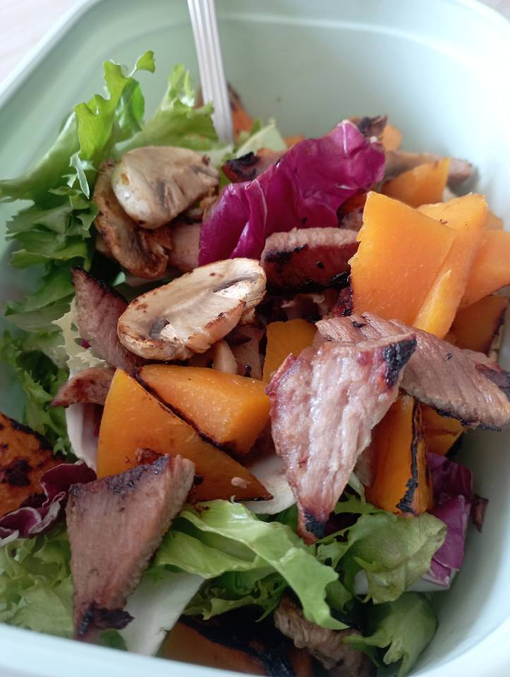 Ensalada del bosque con pavo, calabaza y champiñones 