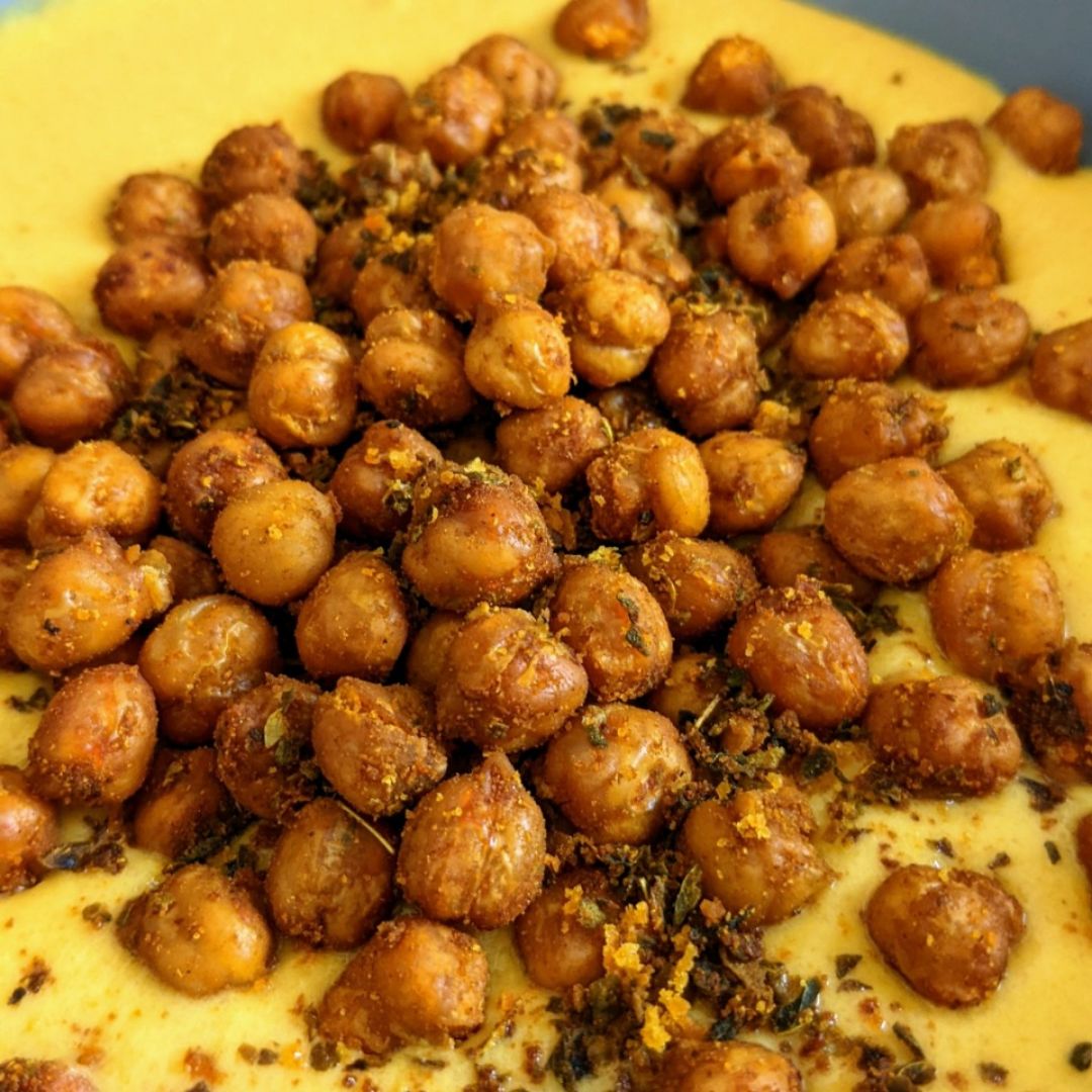 Crema de calabaza, coco y curry con garbanzos crujientes Crema de calabaza, coco y curry con garbanzos crujientes