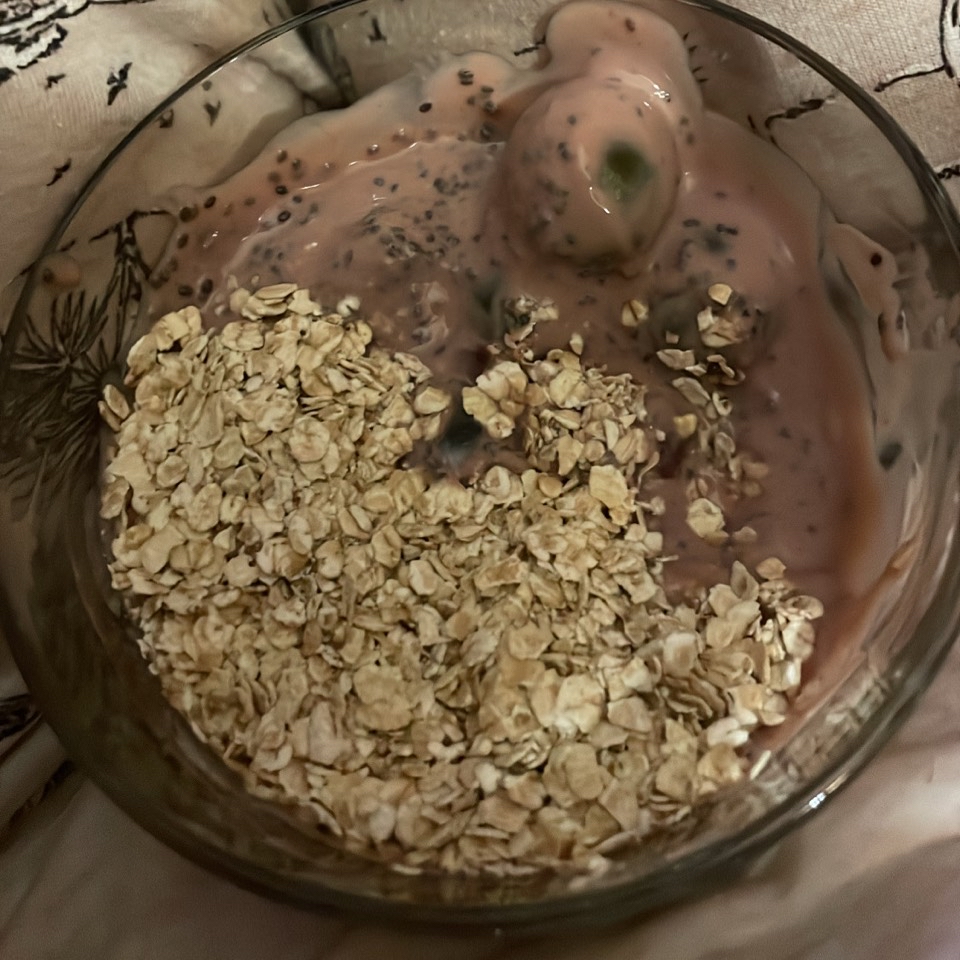 Bowl de uvas, avena y frutos rojos