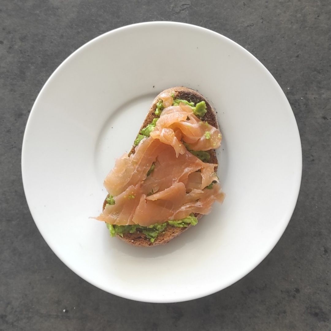 Tostadas de aguacate y salmón