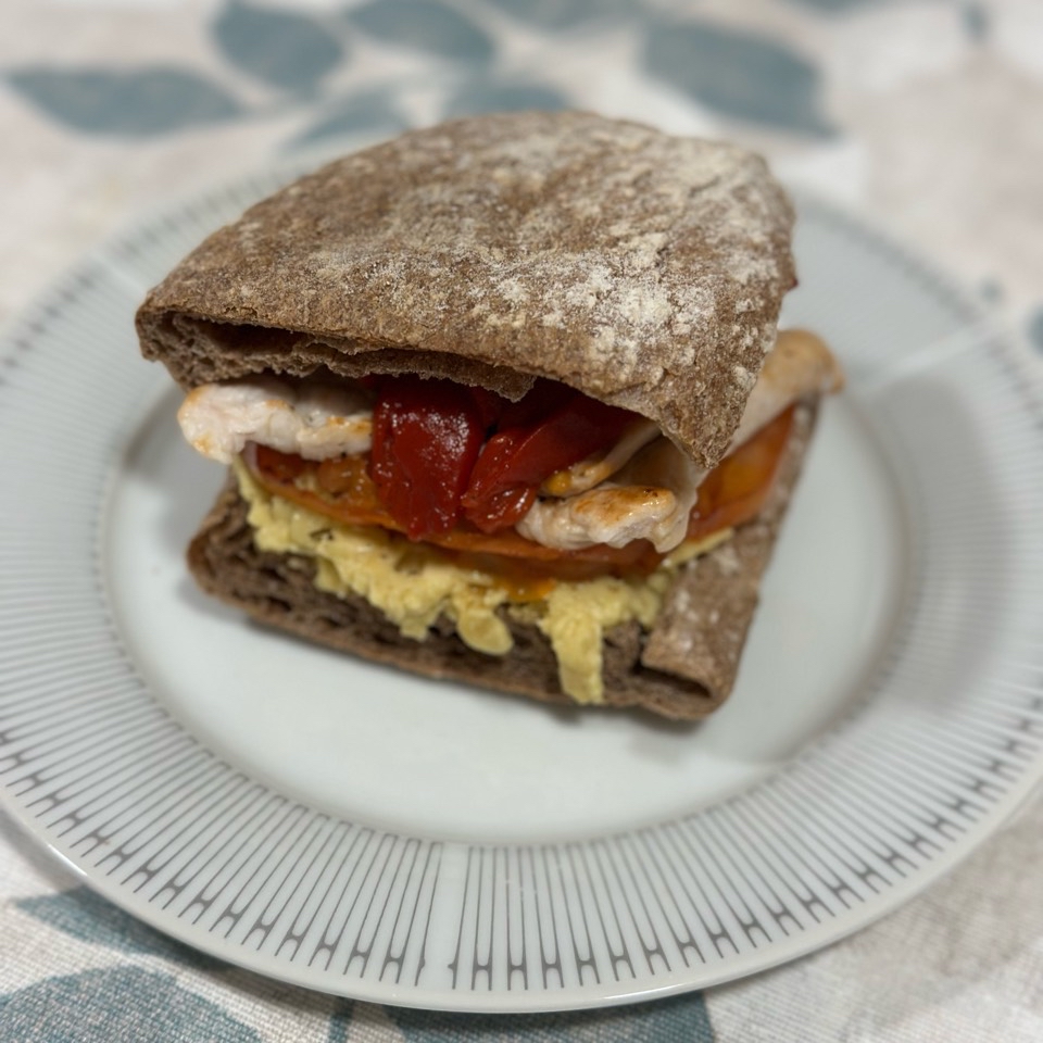 Bocadillo de pavo con pimientos 🥪 Bocadillo de pavo con pimientos 🥪