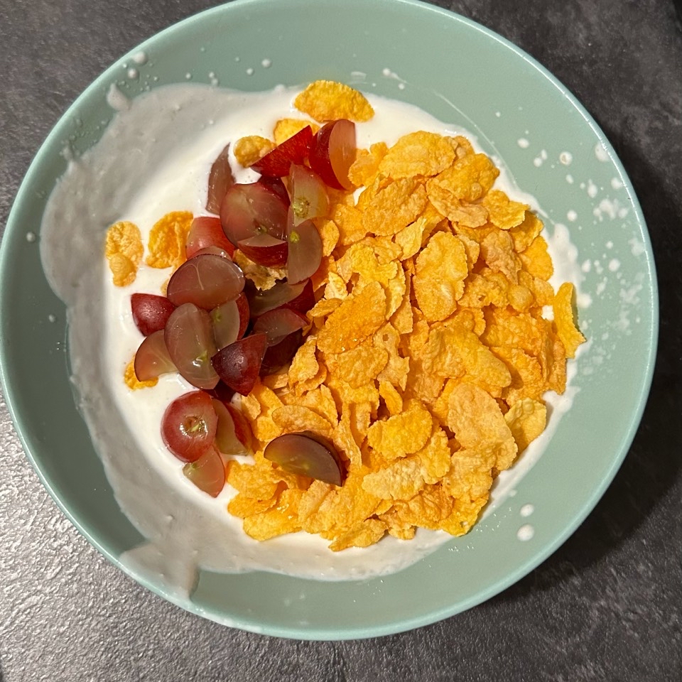 Kéfir con proteína copos de maíz y uvas Kéfir con proteína copos de maíz y uvas