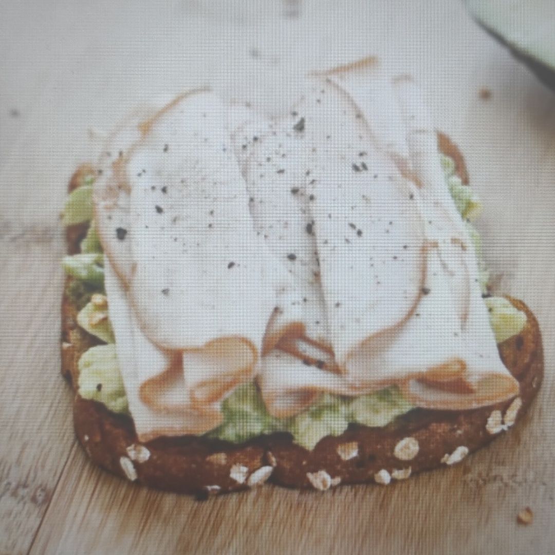 Tostada rápida pan de centeno y sésamo con jamón cocido y aguacate