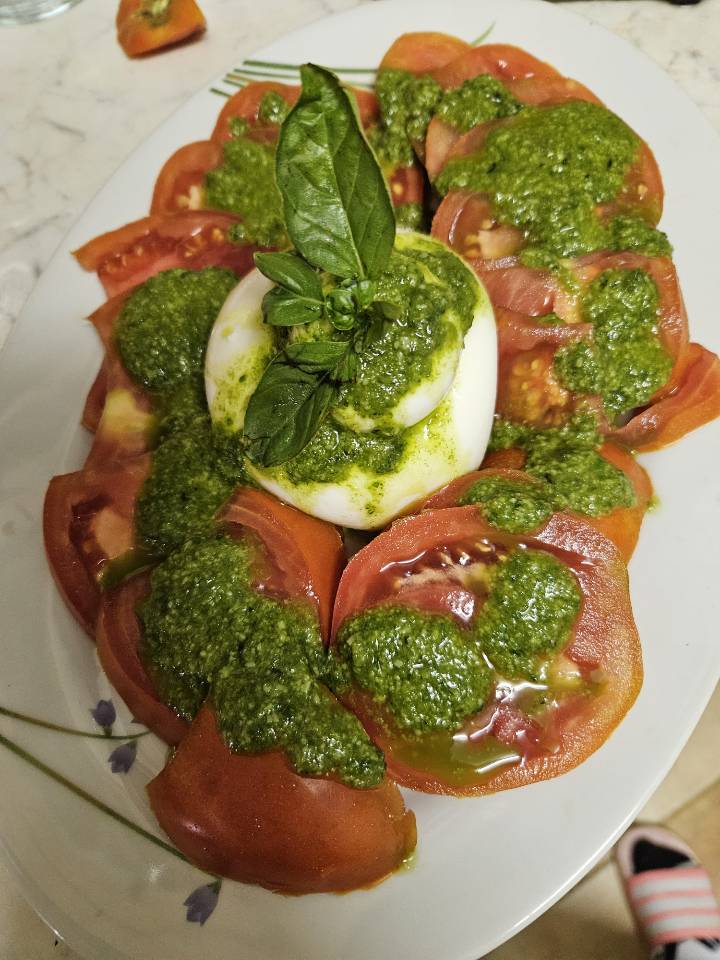 Ensalada de tomate y burrada con salsa pesto Ensalada de tomate y burrada con salsa pesto
