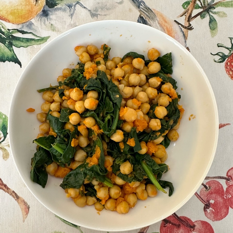 Garbanzos con calabaza, espinacas y curry