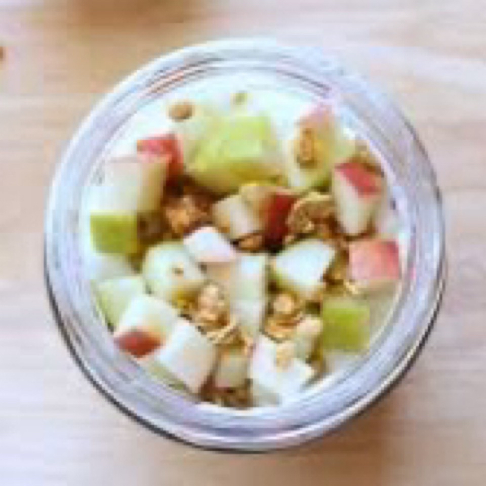 Desayuno: Yogur con manzana y café Desayuno: Yogur con manzana y café