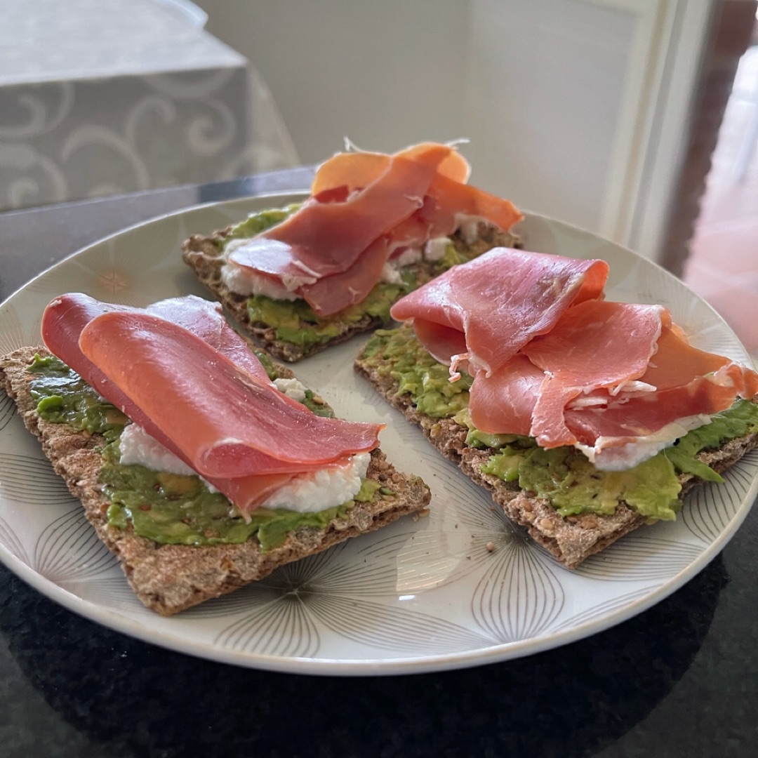 Tostadas de sésamo con jamón serrano Tostadas de sésamo con jamón serrano