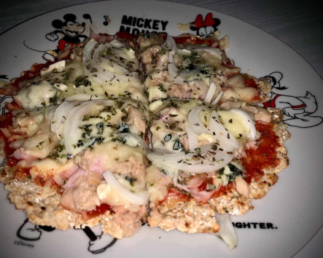Pizza proteica crujiente y sabrosa Pizza proteica crujiente y sabrosa