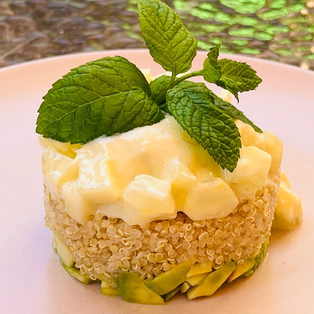 Ensalada de quinoa, aguacate, pepino y yogur
