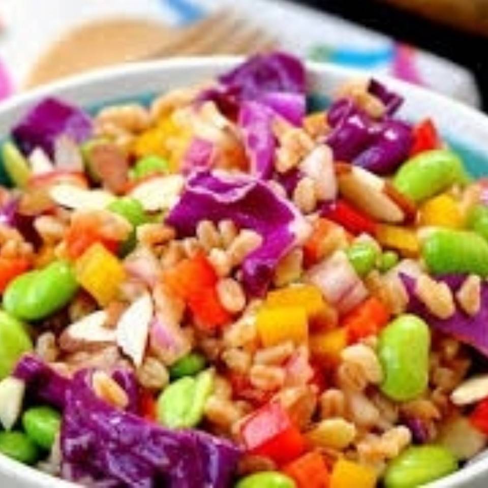 Ensalada que lleva de todo menos lechuga