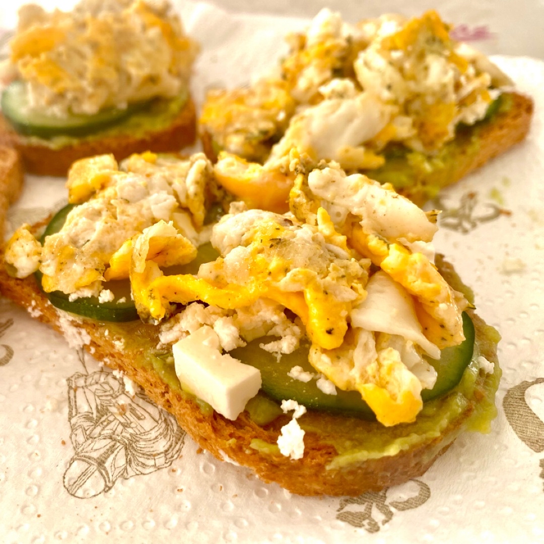 Huevos revueltos en tostadas Huevos revueltos en tostadas