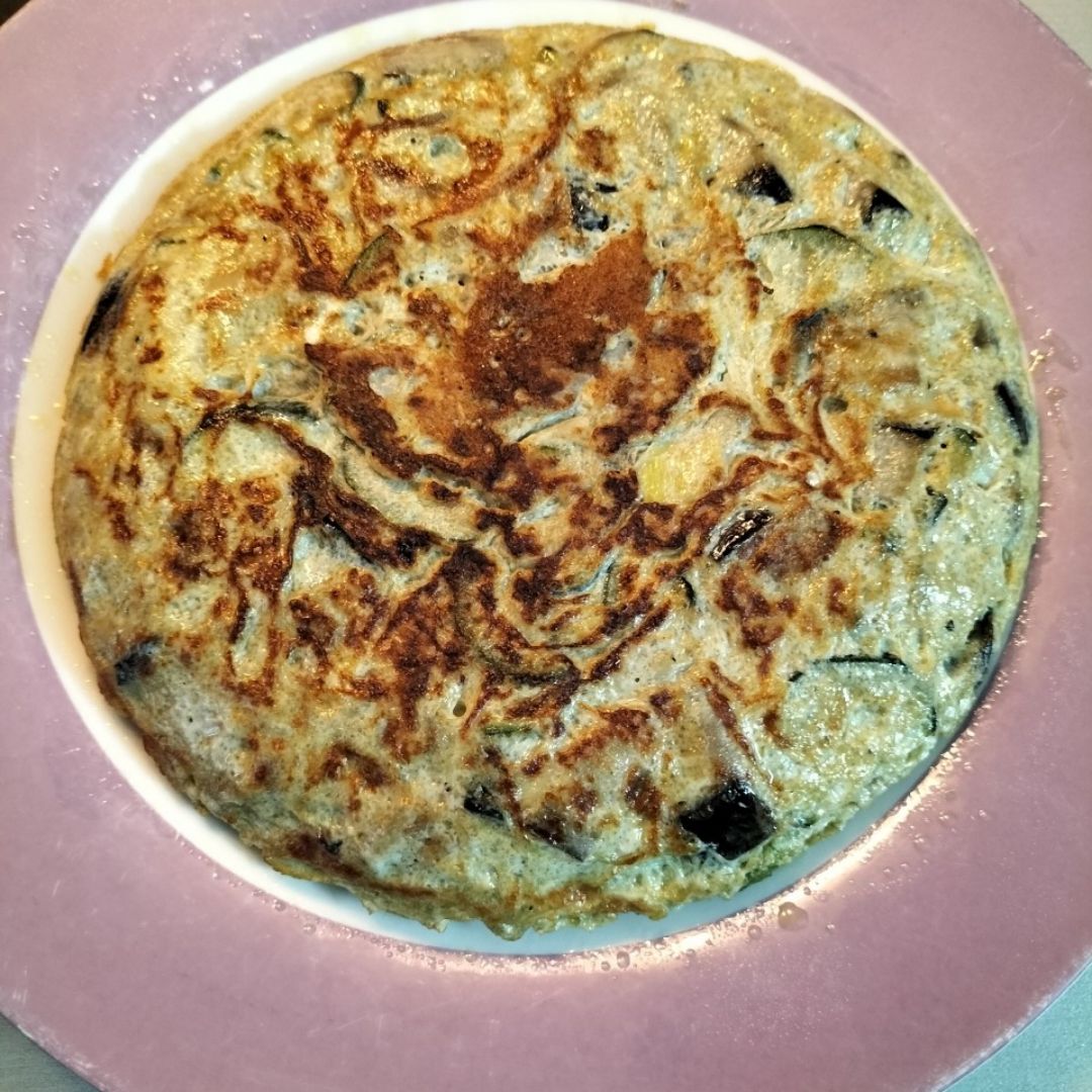 Tortilla de calabacín, berenjena, puerro y cebolla Tortilla de calabacín, berenjena, puerro y cebolla